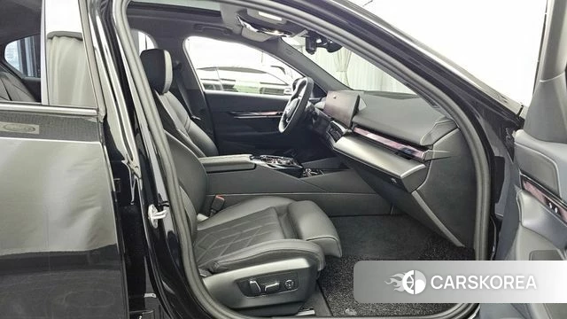 BMW 5 Series (G60) 2025 Черный из Кореи, фото 2