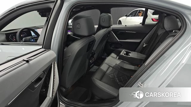 BMW 5 Series (G60) 2025 Серебристо-серый из Кореи, фото 2