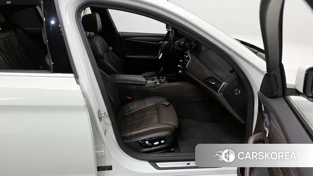 BMW 5 Series (G30) 2018 Белый из Кореи, фото 2