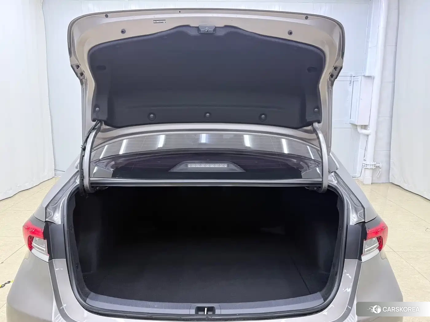 Toyota Corolla 2023 Champagne/brown из Китая, фото 3