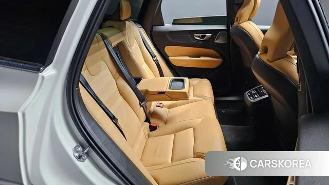Volvo XC60 second Generation 2021 Белый из Кореи, фото 2