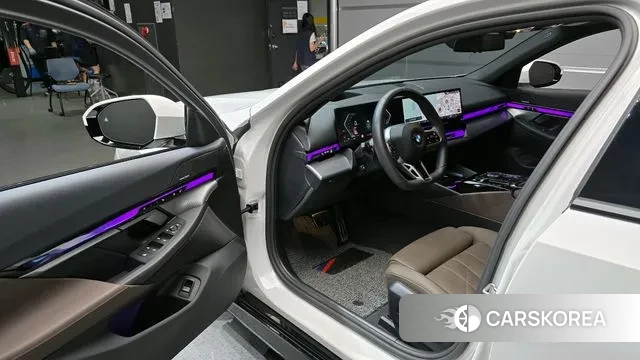 BMW 5 Series (G60) 2023 Белый из Кореи, фото 2