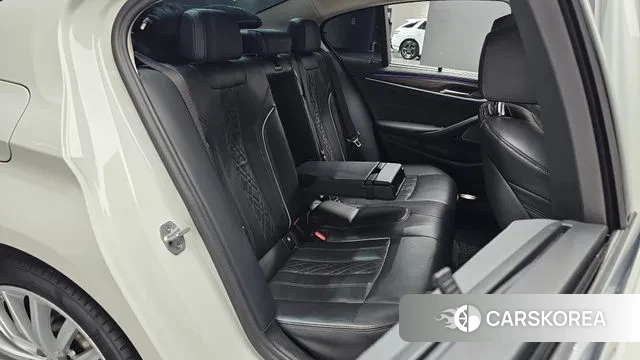 BMW 5 Series (G30) 2023 Белый из Кореи, фото 2