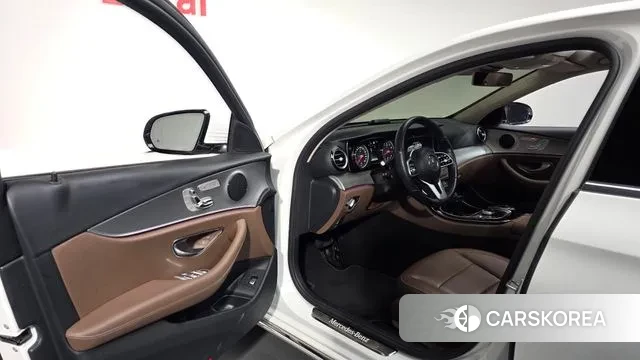 Mercedes-Benz E-Class W213 2018 Белый из Кореи, фото 2