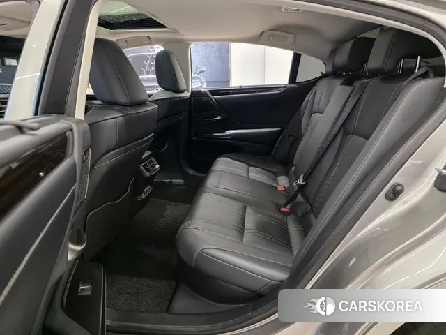 Lexus ES300h 7th generation 2021 Серебряный из Кореи, фото 2