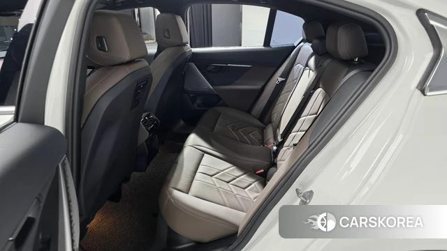 BMW 5 Series (G60) 2024 Белый из Кореи, фото 2