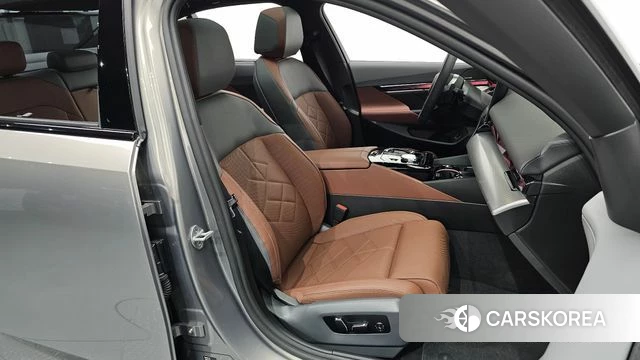 BMW 5 Series (G60) 2025 Серебристо-серый из Кореи, фото 2