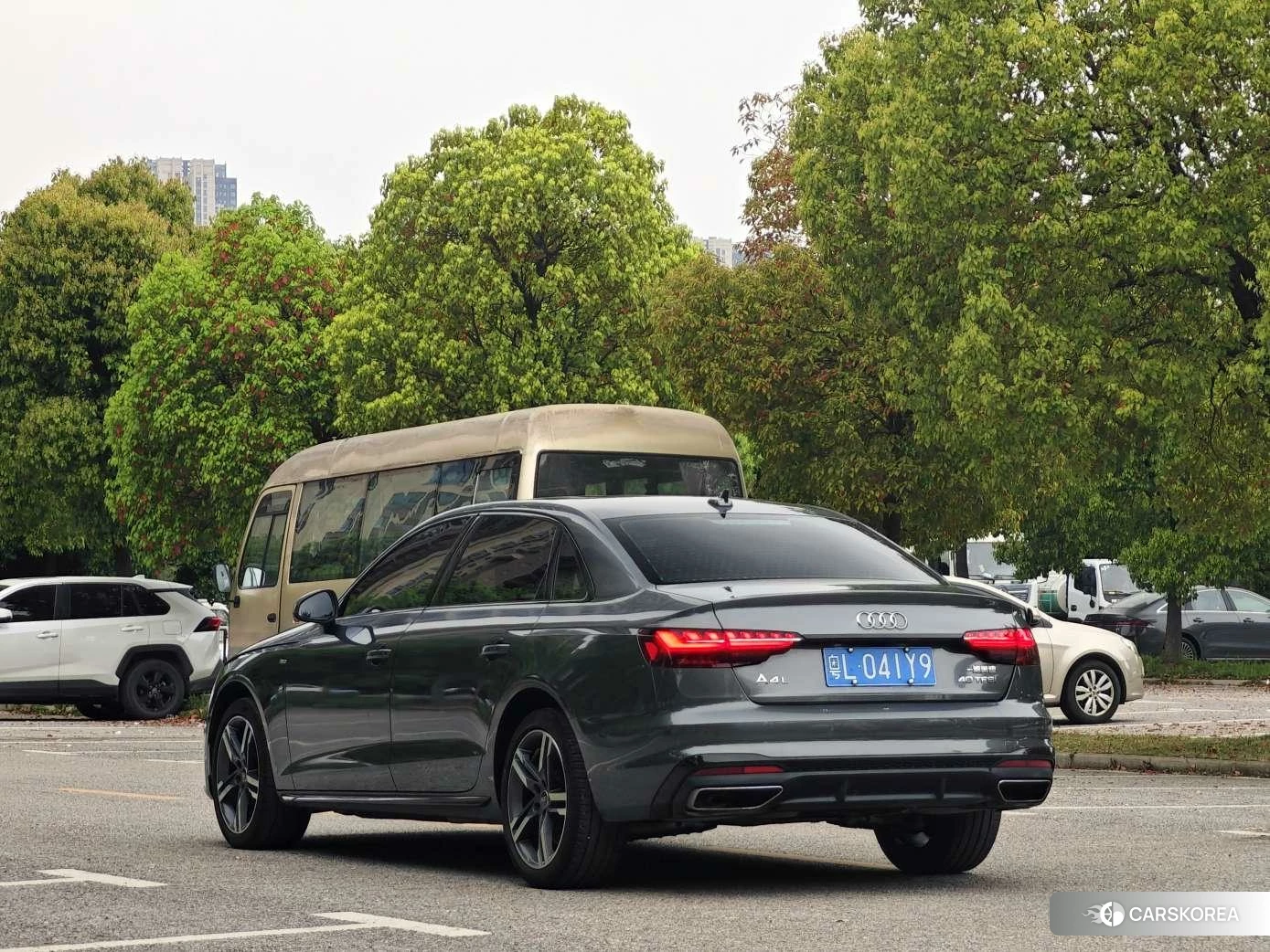 Audi A4L 2021 Темно-серый из Китая, фото 2