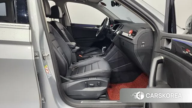 Volkswagen Tiguan second Generation 2023 Серебряный из Кореи, фото 2