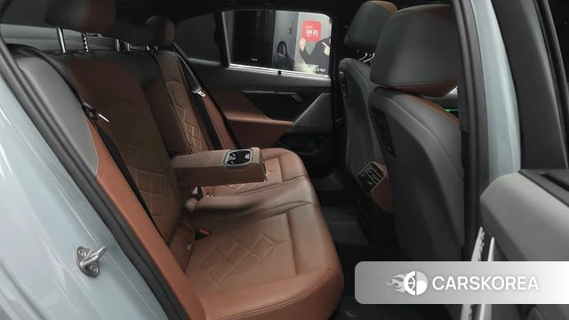 BMW 5 Series (G60) 2023 Цвет галактики из Кореи, фото 2