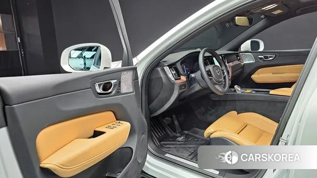 Volvo XC60 second Generation 2023 Белый из Кореи, фото 2