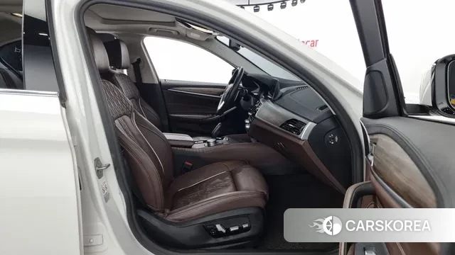 BMW 5 Series (G30) 2019 Белый из Кореи, фото 2