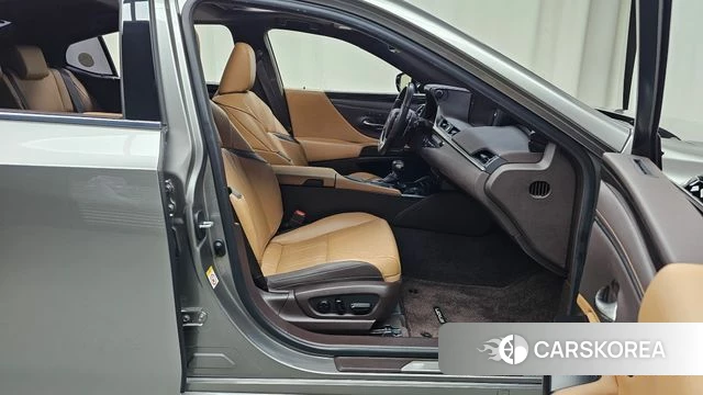 Lexus ES300h 7th generation 2018 Серебристо-серый из Кореи, фото 2