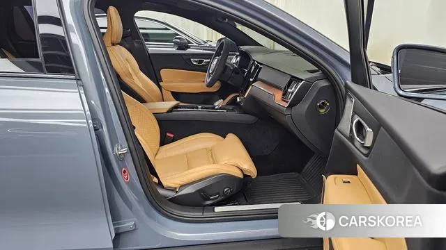 Volvo V60 Cross-Country 2nd Generation 2023 Серый из Кореи, фото 2