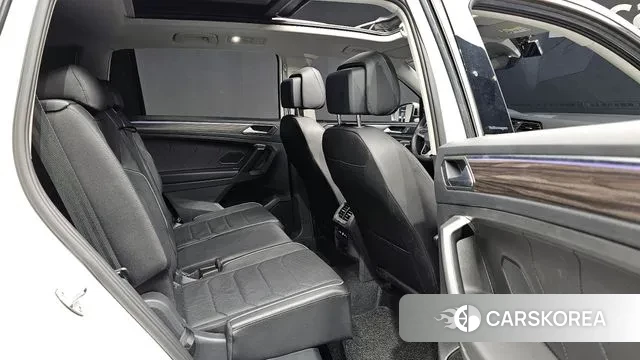 Volkswagen Tiguan Allspace 2024 Белый из Кореи, фото 2