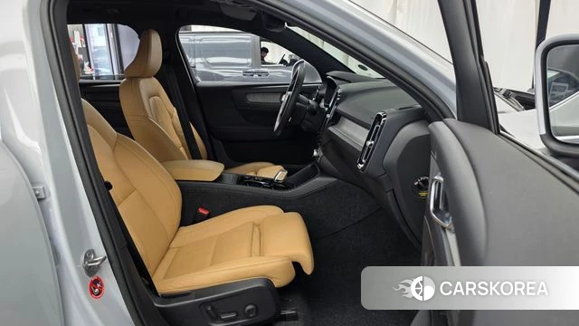 Volvo XC40 2022 Светло-серебряный цвет из Кореи, фото 2