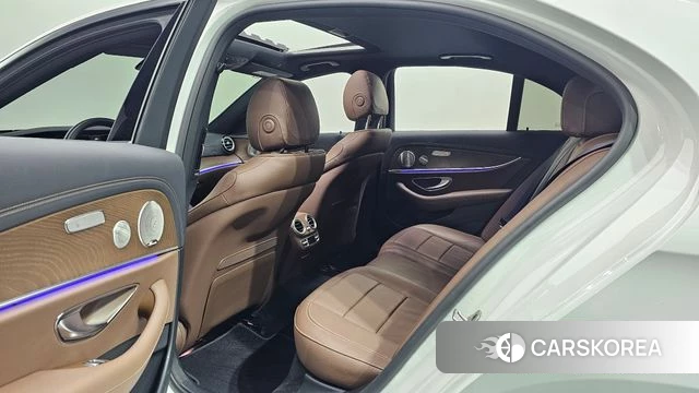 Mercedes-Benz E-Class W213 2021 Белый из Кореи, фото 2