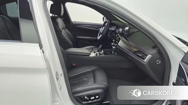 BMW 5 Series (G30) 2023 Белый из Кореи, фото 2