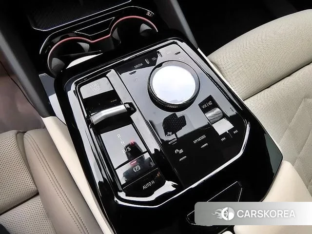 BMW 5 Series (G60) 2025 Белый из Кореи, фото 2