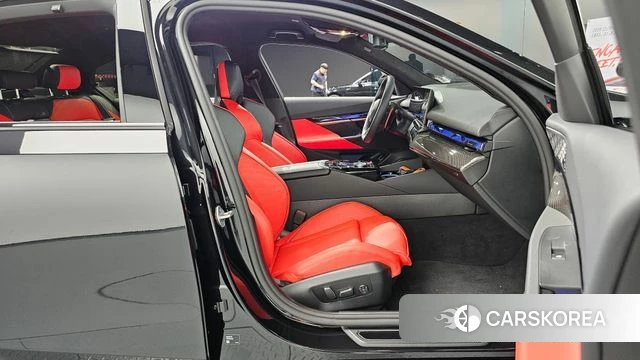 BMW M5 (G90) 2025 Черный из Кореи, фото 2