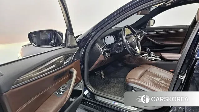 BMW 5 Series (G30) 2018 Черный из Кореи, фото 2