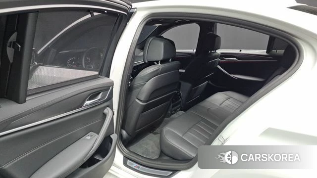 BMW 5 Series (G30) 2023 Белый из Кореи, фото 2