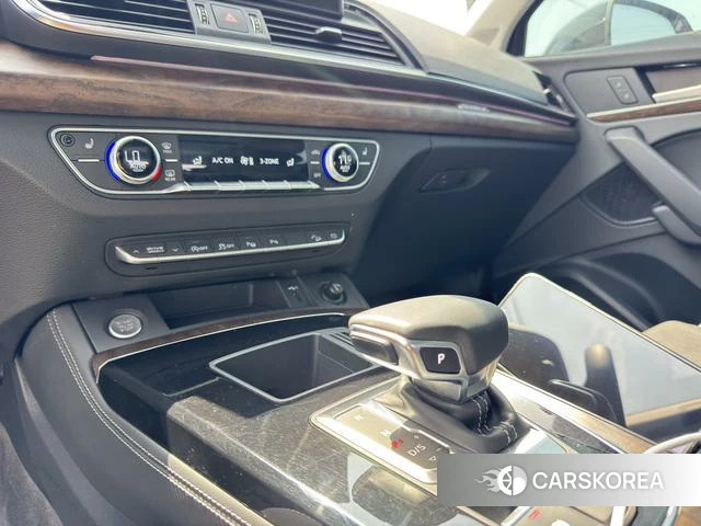 Audi Q5L 2021 Черный из Китая, фото 2