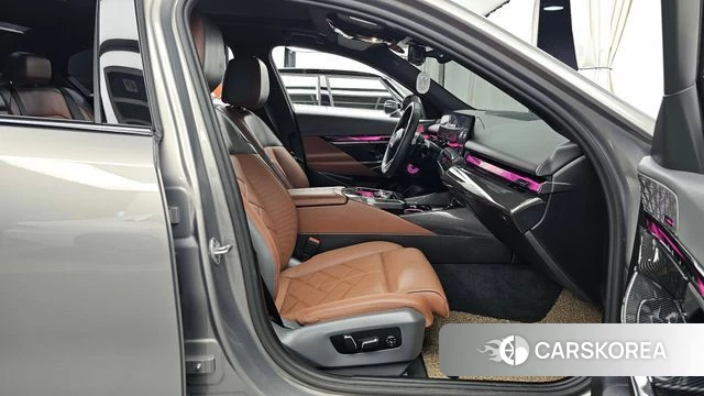 BMW 5 Series (G60) 2025 Серебристо-серый из Кореи, фото 2