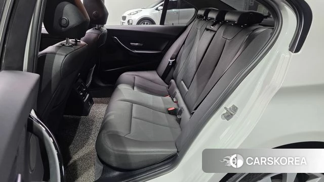 BMW 3 Series (F30) 2018 Белый из Кореи, фото 2