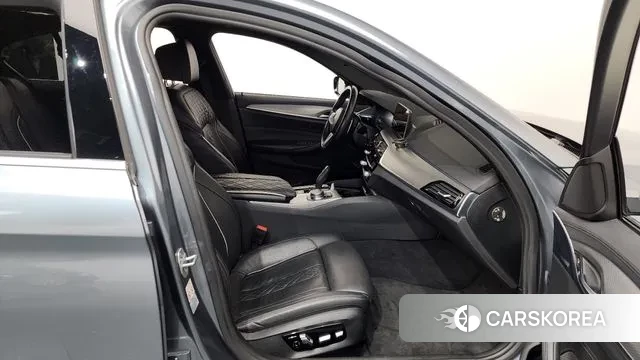 BMW 5 Series (G30) 2019 Серебристо-серый из Кореи, фото 2