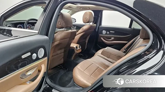 Mercedes-Benz E-Class W213 2018 Черный из Кореи, фото 2