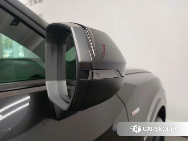 Audi Q2L 2024 Темно-серый из Китая, фото 2