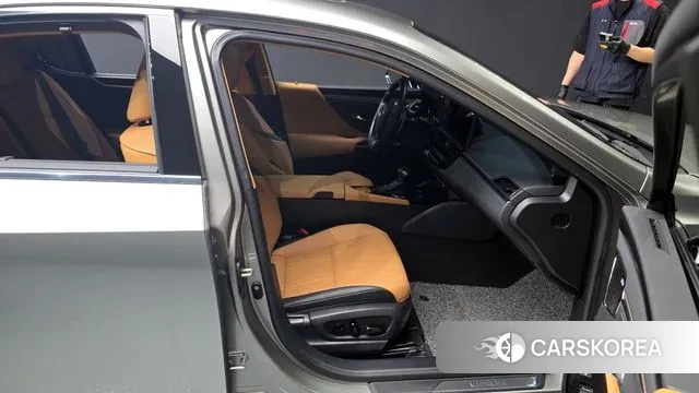 Lexus ES300h 7th generation 2023 Песочный из Кореи, фото 2