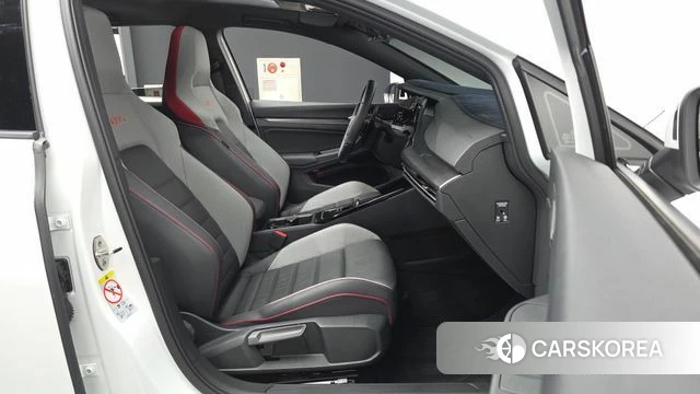 Volkswagen Golf 8th Generation 2024 Белый из Кореи, фото 2