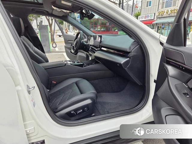 BMW 5 Series (G60) 2023 Белый из Кореи, фото 2