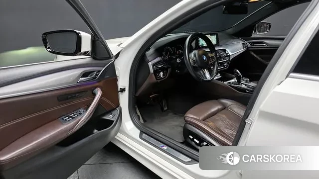 BMW 5 Series (G30) 2018 Белый из Кореи, фото 2