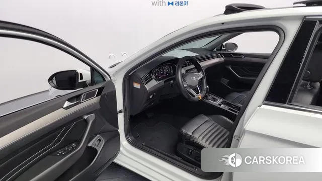 Volkswagen Passat GT (B8) 2022 Белый из Кореи, фото 2