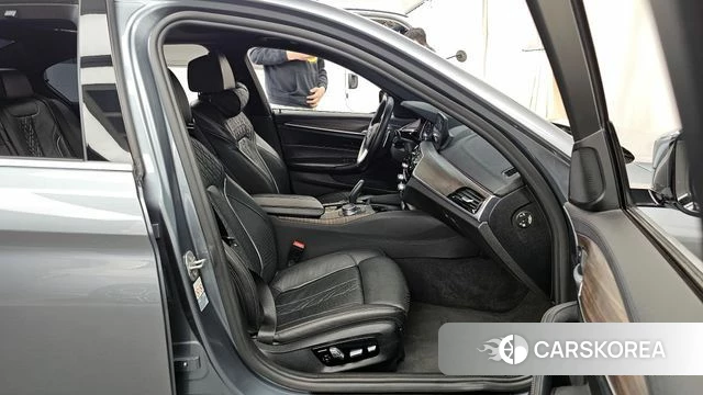 BMW 5 Series (G30) 2018 Серый из Кореи, фото 2