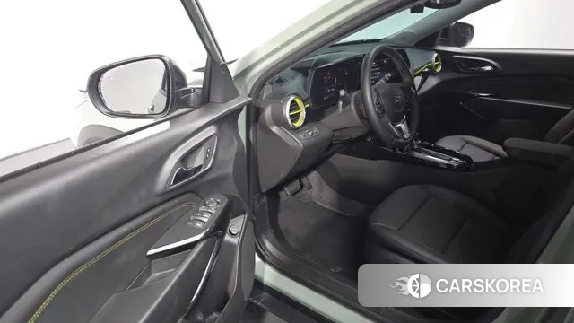 Chevrolet (GM Daewoo) Trax Crossover 2023 Темно-зеленый из Кореи, фото 2