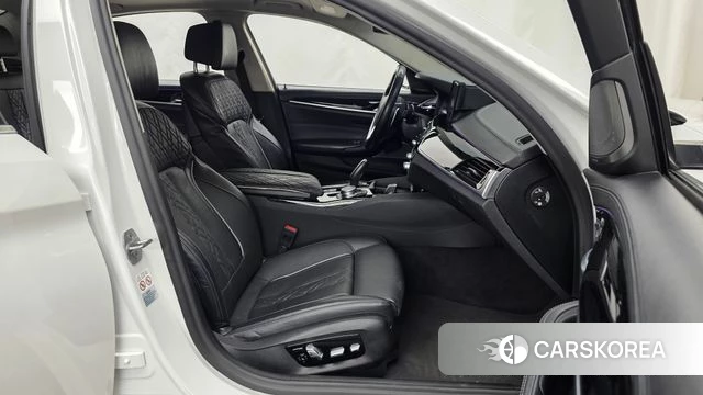 BMW 5 Series (G30) 2020 Белый из Кореи, фото 2