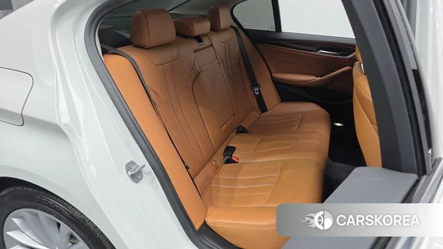 BMW 5 Series (G30) 2021 Белый из Кореи, фото 2