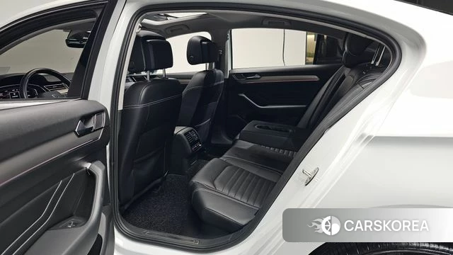 Volkswagen Passat GT (B8) 2022 Белый из Кореи, фото 2