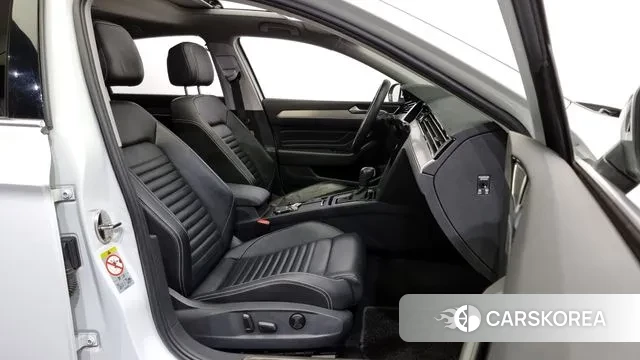 Volkswagen Passat GT (B8) 2021 Белый из Кореи, фото 2