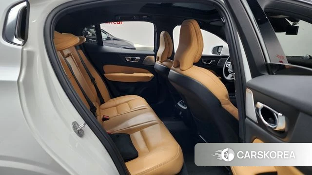 Volvo S60 3rd generation 2023 Белый из Кореи, фото 2