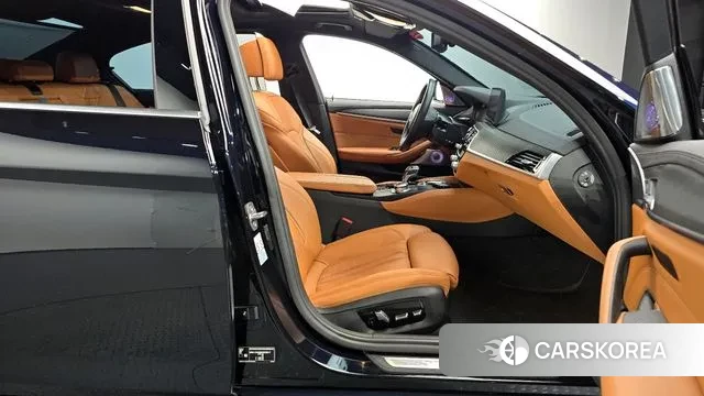 BMW 5 Series (G30) 2022 Черный из Кореи, фото 2