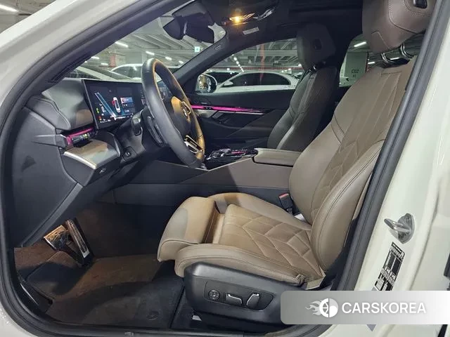 BMW 5 Series (G60) 2025 Белый из Кореи, фото 2