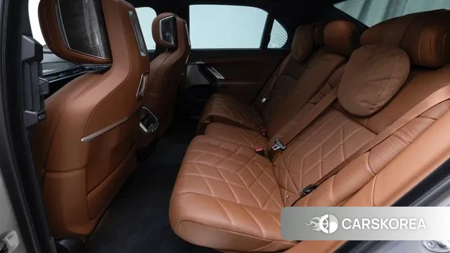 BMW 7 Series (G70) 2024 Песочный из Кореи, фото 2