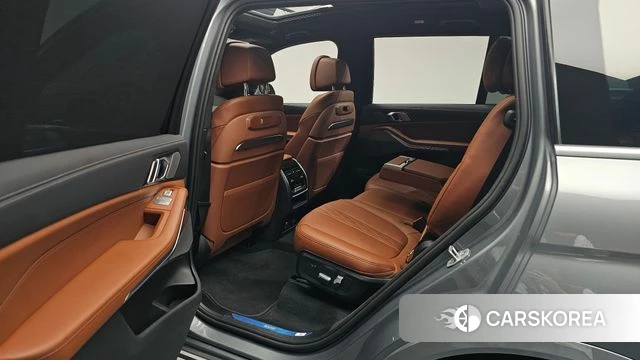 BMW X7 (G07) 2024 Серебристо-серый из Кореи, фото 2
