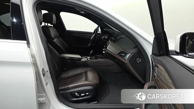 BMW 5 Series (G30) 2020 Белый из Кореи, фото 2