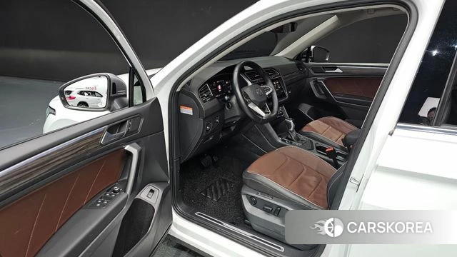 Volkswagen Tiguan Allspace 2023 Белый из Кореи, фото 2